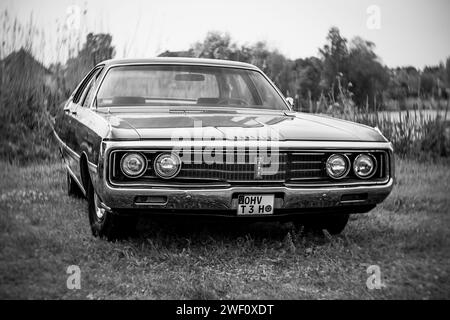 WERDER (HAVEL), DEUTSCHLAND - 20. MAI 2023: Der Großwagen Chrysler New Yorker. Bokeh drehen. Kunstlinse. Oldtimer - Festival Werder Classics 2023 Stockfoto