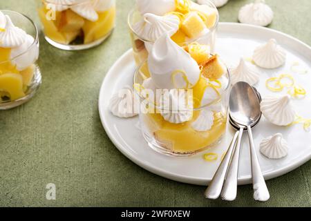 Zitronenbarschee Parfait oder Kleinigkeiten mit Pfund-Kuchen, Schlagsahne und Zitronenquark Stockfoto