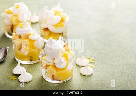 Zitronenbarschee Parfait oder Kleinigkeiten mit Pfund-Kuchen, Schlagsahne und Zitronenquark Stockfoto