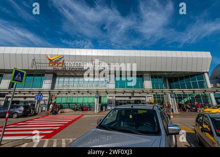 Budapest, Ungarn - 05. August 2019: Internationaler Flughafen Budapest Ferenc Liszt Terminal 2b Abflugeingang. Stockfoto