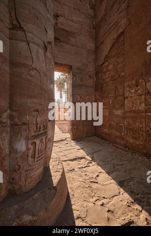 Luxor, Ägypten - 26. Dezember 2023: Sonnenlichter kommen durch das Tor des Luxor-Tempels, einem großen antiken ägyptischen Tempel am Ostufer des Nils Stockfoto