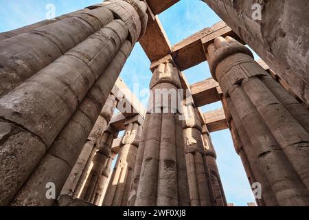 Luxor, Ägypten - 26. Dezember 2023: Säulen des Luxor-Tempels, ein großer altägyptischer Tempel am Ostufer des Nils Stockfoto
