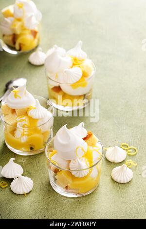 Zitronenbarschee Parfait oder Kleinigkeiten mit Pfund-Kuchen, Schlagsahne und Zitronenquark Stockfoto