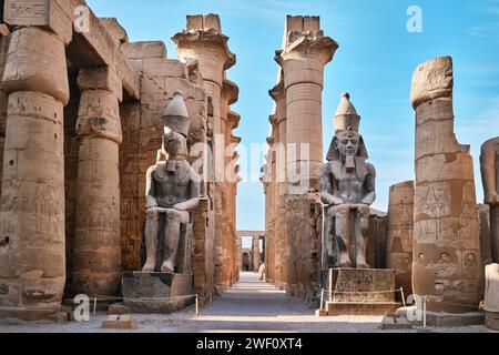 Luxor, Ägypten - 26. Dezember 2023: Blick auf die Tempelkolonnade von Amenhotep III. Vom Hof von Ramses II. Im Luxor-Tempel Stockfoto