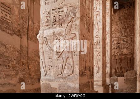 Luxor, Ägypten - 26. Dezember 2023: Totentempel von Ramesses III. Im Medinat Habu-Komplex Stockfoto