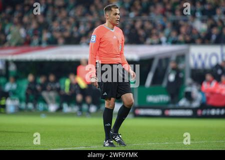 Bremen, Deutschland. Januar 2024. v.li.: Schiedsrichter Robert Hartmann, Freisteller, Einzelbild, Ganzkörper, Aktion, ACTION, SPIELSZENE, DIE DFL-RICHTLINIEN UNTERSAGEN JEGLICHE NUTZUNG VON FOTOS ALS SEQUENZBILDER UND/ODER VIDEOA?HNLICHE FOTOSTRECKEN. DFL-VORSCHRIFTEN VERBIETEN JEDE VERWENDUNG VON FOTOGRAFIEN ALS BILDSEQUENZEN UND/ODER QUASI-VIDEO., 27.01.2024, BREMEN (DEUTSCHLAND), FUSSBALL, BUNDESLIGA, SV Werder Bremen - SC Freiburg Credit: dpa/Alamy Live News Stockfoto