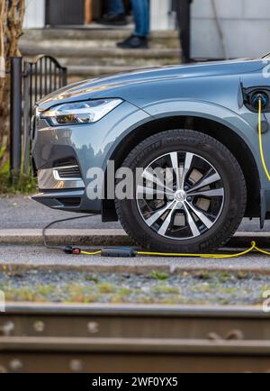 Göteborg, Schweden - Oktober 03 2022: Ein blauer Hybrid-Volvo, der vor einem Haus auflädt Stockfoto