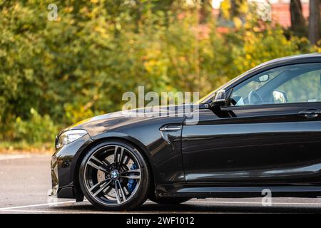 Göteborg, Schweden - 16. Oktober 2022: Front eines schwarzen BMW M-Car Stockfoto