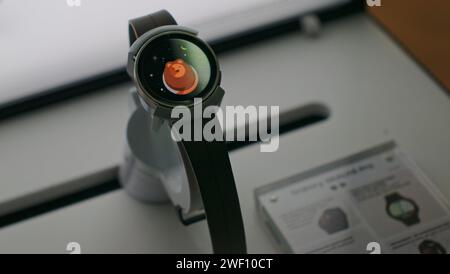 Brüssel, Belgien Januar 2024. Smartwatch Samsung Galaxy Watch im Display-Trend. Einkaufszentrum MediaMarkt. Nahaufnahmen Stockfoto