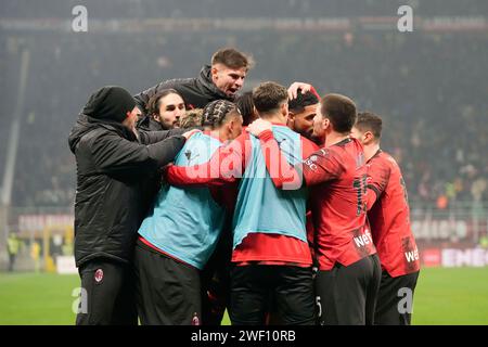 Mailand, Italien. Januar 2024. Ruben Loftus-Cheek von AC Mailand gratuliert zum 2. Tor seiner Mannschaft während des Fußballspiels der Serie A zwischen AC Mailand und Bologna im San Siro Stadion in Mailand, Italien, Samstag, 27. Januar, 2024. (AP Photo/Antonio Calanni) Credit: LaPresse/Alamy Live News Stockfoto