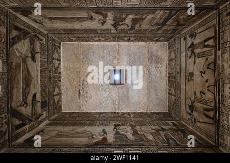 Qena, Ägypten - 27. Dezember 2023: Oberlichtloch an der Decke des Hathor-Tempels in Dendera, einem der am besten erhaltenen Tempel Stockfoto