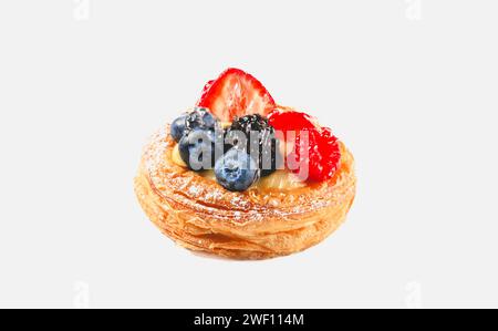 Köstlicher Blätterteig mit Sahne und Beeren auf weißem Hintergrund Stockfoto