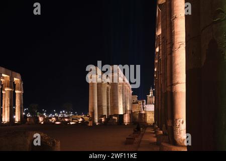 Luxor, Ägypten - 26. Dezember 2023: Die Säulenhalle des Tempels von Luxor wird nachts beleuchtet Stockfoto