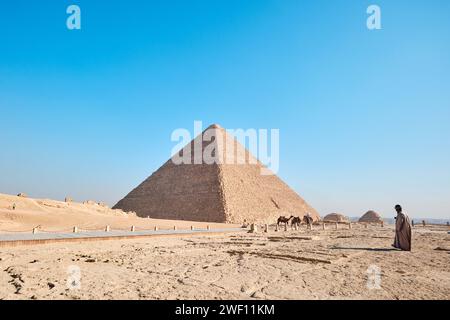 Gizeh, Ägypten - 24. Dezember 2023: Die große Pyramide Khufu (Cheops-Pyramide) ist die älteste und größte der drei Pyramiden in Gizeh Stockfoto