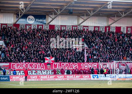 Erfurt, Deutschland. Januar 2024. Erfurt, Deutschland 27. Januar 2024: Regionalliga Nordost – 2023/2024 – Rot-Wei? Erfurt vs. FC Energie Cottbus im Bild: Fanblock Rot-Wei? Erfurt Credit: dpa/Alamy Live News Stockfoto