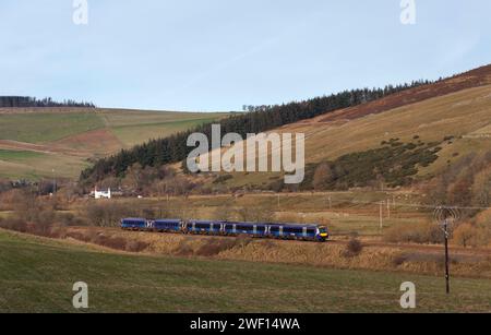 ScotRail TurboStar der Klasse 170 + Sprinter der Klasse 158 nähern sich Stow auf der Scottish Borders Railway Line in Schottland, Großbritannien Stockfoto