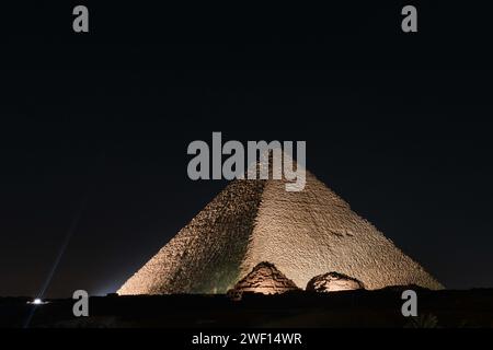 Gizeh, Ägypten - 24. Dezember 2023: Die große Pyramide Khufu (Cheops-Pyramide) ist die älteste und größte der drei Pyramiden in Gizeh bei Nacht Stockfoto