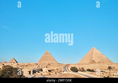 Gizeh, Ägypten - 24. Dezember 2023: Pyramiden von Gizeh und Sphinx Stockfoto