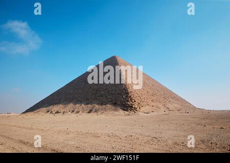 Dahshur, Ägypten - 2. Januar 2024: Blick auf die Rote Pyramide und die trockenere Wüste in Dahshur Stockfoto