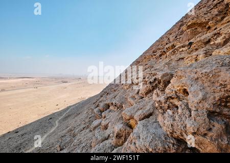 Dahshur, Ägypten - 2. Januar 2024: Blick auf die Rote Pyramide und die trockenere Wüste in Dahshur Stockfoto