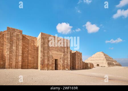 Sakkara, Ägypten - 2. Januar 2024: Eintritt in den Leichentempel in der Nähe der Pyramide von Djoser in Sakkara. Überdachter Säuleneingang zur Stufenpyramide Stockfoto