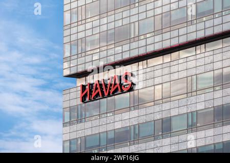 Schild und Logo auf dem Hauptquartier der Havas Group. Havas ist ein französisches multinationales Werbe- und PR-Unternehmen Stockfoto