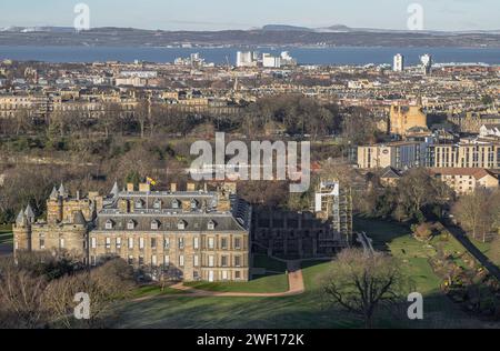 Edinburgh, Schottland - 17. Januar 2024 - Blick aus der Vogelperspektive auf den Palast von Holyroodhouse und den Holyrood Park von der Spitze der Salisbury Crags. Fantastisches Edinburgh Stockfoto