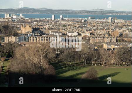 Edinburgh, Schottland - 17. Januar 2024 - atemberaubende Stadtansicht von Edinburgh mit Holyrood Park und Leith Docks von der Spitze der Salisbury Crags. Ziele Stockfoto