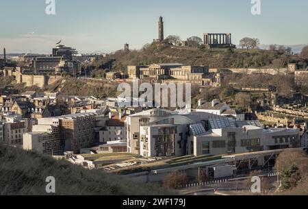 Edinburgh, Schottland - 17. Januar 2024 - Blick aus der Vogelperspektive auf Calton Hill, Scottish Parliament Building mit der Skyline von der Spitze der Salisbury Crags. A Stockfoto