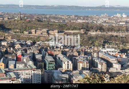 Edinburgh, Schottland - 17. Januar 2024 - erstaunliche Stadtansicht von Edinburgh und Leith Docks mit der Skyline von der Spitze der Salisbury Crags. Reiseziele i Stockfoto