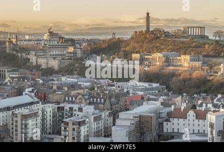 Edinburgh, Schottland - 17. Januar 2024 - fantastischer Blick auf die Stadt Edinburgh und Calton Hill mit der Skyline von der Spitze der Salisbury Crags. Destinati Stockfoto