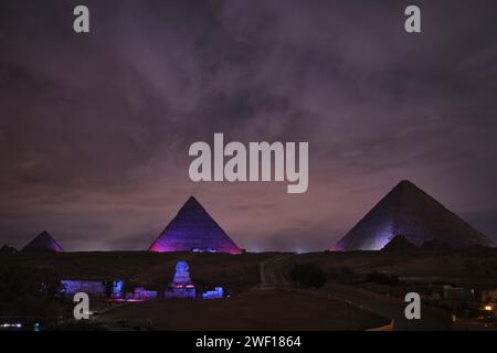Gizeh, Ägypten - 24. Dezember 2023: Farbenfrohe Lichtershows auf antiken Pyramiden von Gizeh Stockfoto