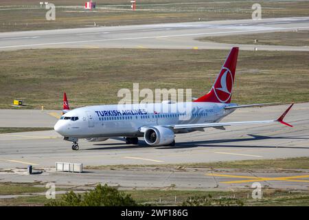 Marseille, Frankreich. Januar 2024. Blick auf eine Boeing 737-8-MAX von Turkish Airlines, die den Flughafen Marseille Provence verlässt. Sie verfügt über 151 Sitzplätze: 16 in der Business-Klasse und 135 in der Economy-Klasse. (Foto: Denis Thaust/SOPA Images/SIPA USA) Credit: SIPA USA/Alamy Live News Stockfoto