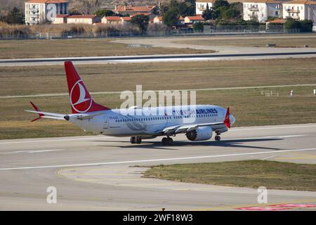 Marseille, Frankreich. Januar 2024. Blick auf eine Boeing 737-8-MAX von Turkish Airlines, die den Flughafen Marseille Provence verlässt. Sie verfügt über 151 Sitzplätze: 16 in der Business-Klasse und 135 in der Economy-Klasse. (Credit Image: © Denis Thaust/SOPA Images via ZUMA Press Wire) NUR REDAKTIONELLE VERWENDUNG! Nicht für kommerzielle ZWECKE! Stockfoto