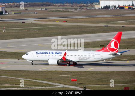 Marseille, Frankreich. Januar 2024. Blick auf eine Boeing 737-8-MAX von Turkish Airlines, die den Flughafen Marseille Provence verlässt. Sie verfügt über 151 Sitzplätze: 16 in der Business-Klasse und 135 in der Economy-Klasse. (Credit Image: © Denis Thaust/SOPA Images via ZUMA Press Wire) NUR REDAKTIONELLE VERWENDUNG! Nicht für kommerzielle ZWECKE! Stockfoto