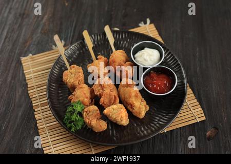 Tatsuta Age, japanisches Hühnerkaraage mit Bambbo-Stick, serviert mit Mayonnaise und Tomatensauce Stockfoto