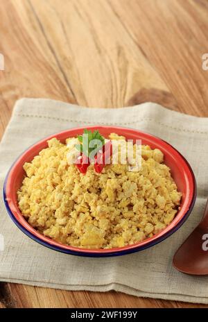 Tahu Bubuk oder Tahu Bubuk, zerdrückte Tofu mit Ei und Spiced. Beliebte Speisekarte im Sundanese Restaurant Stockfoto