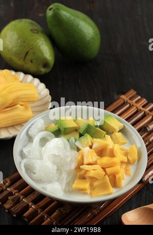 Ice Teler oder es Teller, indonesischer Fruchtcocktail aus Avocado, Young Coconut, Jackfruit serviert mit Kokosmilch und gesüßter Kondensmilch Stockfoto