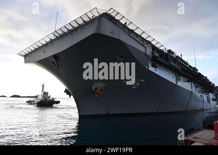 WHITE BEACH, Japan (25. Januar 2024) der vorwärtsgerichtete amphibische Angriffsträger USS America (LHA 6) bereitet sich auf das Anlegen in der White Beach Naval Facility, Okinawa, Japan, am 25. Januar 2024 vor. America, Leitschiff der America Amphibious Ready Group, ist im Einsatzgebiet der 7. US-Flotte im Einsatz. Die 7. US-Flotte ist die größte nach vorne gerichtete nummerierte Flotte der US Navy und interagiert routinemäßig mit Verbündeten und Partnern, um eine freie und offene Region im Indo-Pazifik zu erhalten. (Foto der U.S. Navy von Public Affairs Officer Candice Barber) Stockfoto