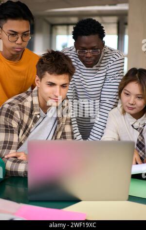 Konzentrierte junge Gruppe von Universitätsstudenten mit Laptop in der Cafeteria auf dem Campus Stockfoto