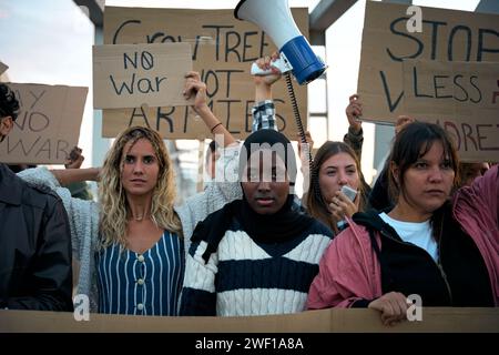 Ernsthafte muslimische Frau mitten in einer Demonstration einer Gruppe von Aktivisten Stockfoto