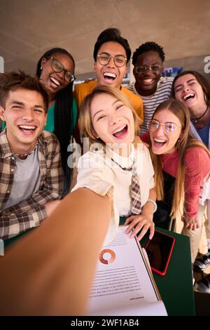 Eine große Gruppe lächelnder und fröhlicher junger multirassischer Universitätsstudenten, die ein Selfie machen Stockfoto