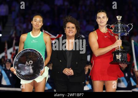 Melbourne, Victoria, Australien. Januar 2024. Australische Tennislegende EVONNE GOOLAGONG CAWLEY, 72, gewann dieses Turnier vor 50 Jahren, präsentiert 2. Seed ARYNA SABALENKA, 25, aus Weißrussland den Akhurst Memorial Cup, nachdem sie die Australian Open erneut gewonnen hat über 12 Seed QINWEN Zheng, 21, aus China 6:3, 6:2 Uhr im Rod Laver Arena Center Court im Women's Singles Final Match am 14. Tag der Grand Slam 2024 Australian Open, Samstag. Quelle: csm/Alamy Live News Stockfoto