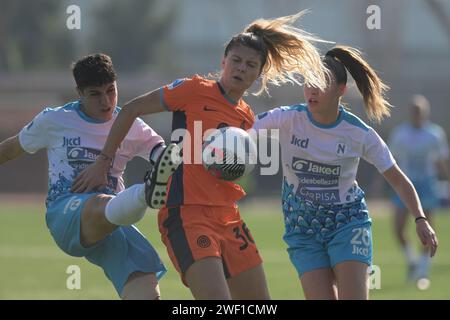 Cercola, Italien. Januar 2024. Paola Di Marino vom SSC Napoli tritt am 27. Januar 2024 in Cercola, italien um den Ball bei dem Serie A Frauenspiel zwischen Napoli Femminile und FC Internazionale im Giuseppe Piccolo Stadium an. Endpunktzahl 2-3 (Foto: Agostino Gemito/Pacific Press) Credit: Pacific Press Media Production Corp./Alamy Live News Stockfoto