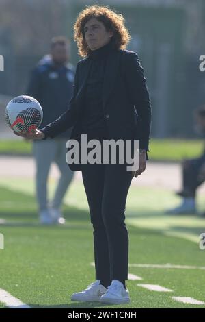 Cercola, Italien. Januar 2024. Rita Guarino Coach des FC Internazionale während des Serie A Frauenspiels zwischen Napoli Femminile und FC Internazionale im Giuseppe Piccolo Stadium am 27. Januar 2024 in Cercola, italien Endpunktzahl 2-3 (Foto: Agostino Gemito/Pacific Press) Credit: Pacific Press Media Production Corp./Alamy Live News Stockfoto