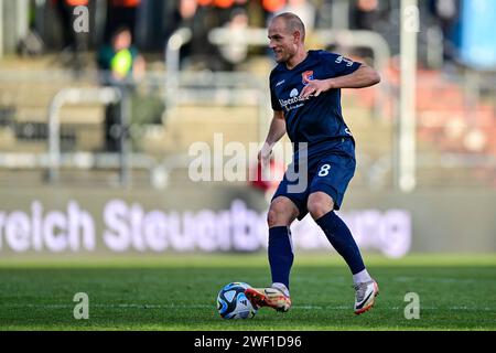 Manuel Stiefler (Unterhaching, 8) am Ball, Freisteller, Ganzkörper, Einzelbild, Aktion, 27.01.2024, Köln (Deutschland), Fussball, 3. DIE BESTIMMUNGEN DER LIGA, FC VIKTORIA KÖLN- SPVGG UNTERHACHING, DFB/DFL VERBIETEN JEDE VERWENDUNG VON FOTOGRAFIEN ALS BILDSEQUENZEN UND/ODER QUASI-VIDEO. Stockfoto