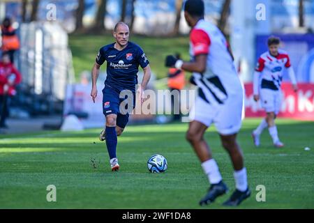 Manuel Stiefler (Unterhaching, 8) am Ball, 27.01.2024, Köln (Deutschland), Fussball, 3. DIE BESTIMMUNGEN DER LIGA, FC VIKTORIA KÖLN- SPVGG UNTERHACHING, DFB/DFL VERBIETEN JEDE VERWENDUNG VON FOTOGRAFIEN ALS BILDSEQUENZEN UND/ODER QUASI-VIDEO. Stockfoto