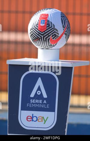 Cercola, Italien. Januar 2024. Der Match Ball während des Serie A Frauenspiels zwischen Napoli Femminile und FC Internazionale im Giuseppe Piccolo Stadium am 27. Januar 2024 in Cercola, italien Endpunktzahl 2-3 (Bild: © Agostino Gemito/Pacific Press via ZUMA Press Wire) NUR REDAKTIONELLE VERWENDUNG! Nicht für kommerzielle ZWECKE! Quelle: ZUMA Press, Inc./Alamy Live News Stockfoto