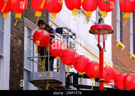 London, Großbritannien. Januar 2024. Die Arbeiter installieren weiterhin neue leuchtende rote Laternen in Vorbereitung auf das Mondneujahr am 10. Februar über den Straßen von Chinatown. Quelle: Eleventh Photography/Alamy Live News Stockfoto