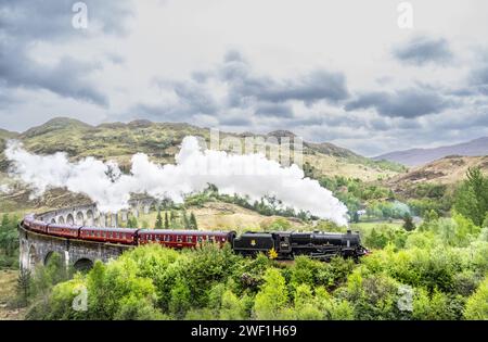 Der Jacobite Express fährt über das Glenfinnan Viadukt, auch bekannt als Hogwarts Express Stockfoto